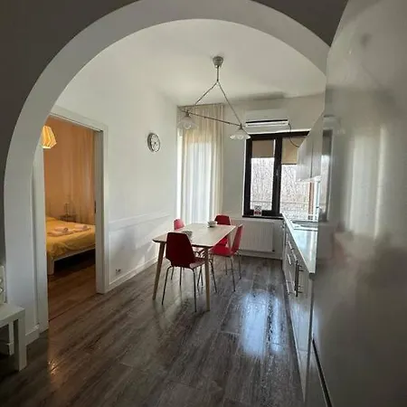 Luxury 2 Bdrm In Heart Of Town *