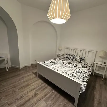 Luxury 2 Bdrm In Heart Of Town Appartement *